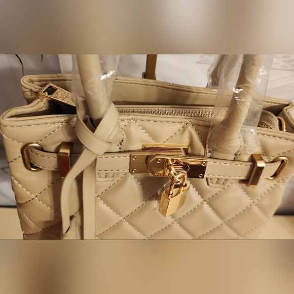 Badgley Mischka Diamond Quilted Bag With Optional Crossbody Strap In Beige! - Picture 5 of 13